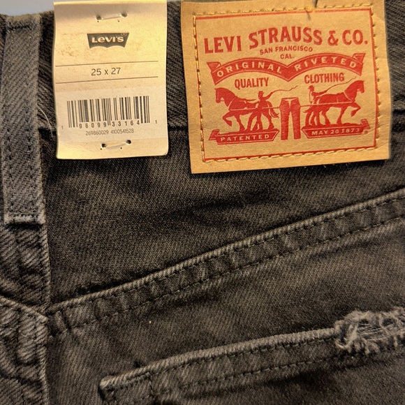 Levi’s High Waisted Mom Jean Black. Size25/27 on tags. Destruction. 💯 Cotton. - Picture 6 of 12